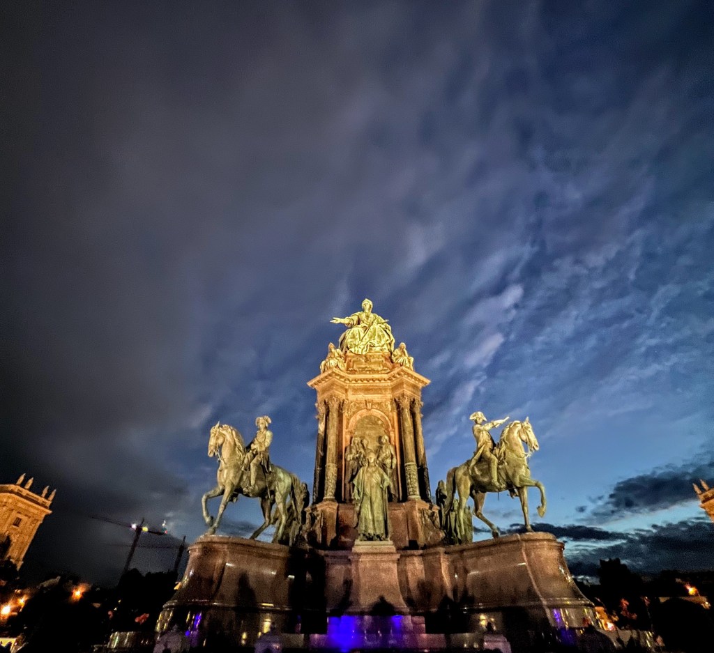 Maria-Theresien-Platz - Beautiful Statue In Vienna, Austria
