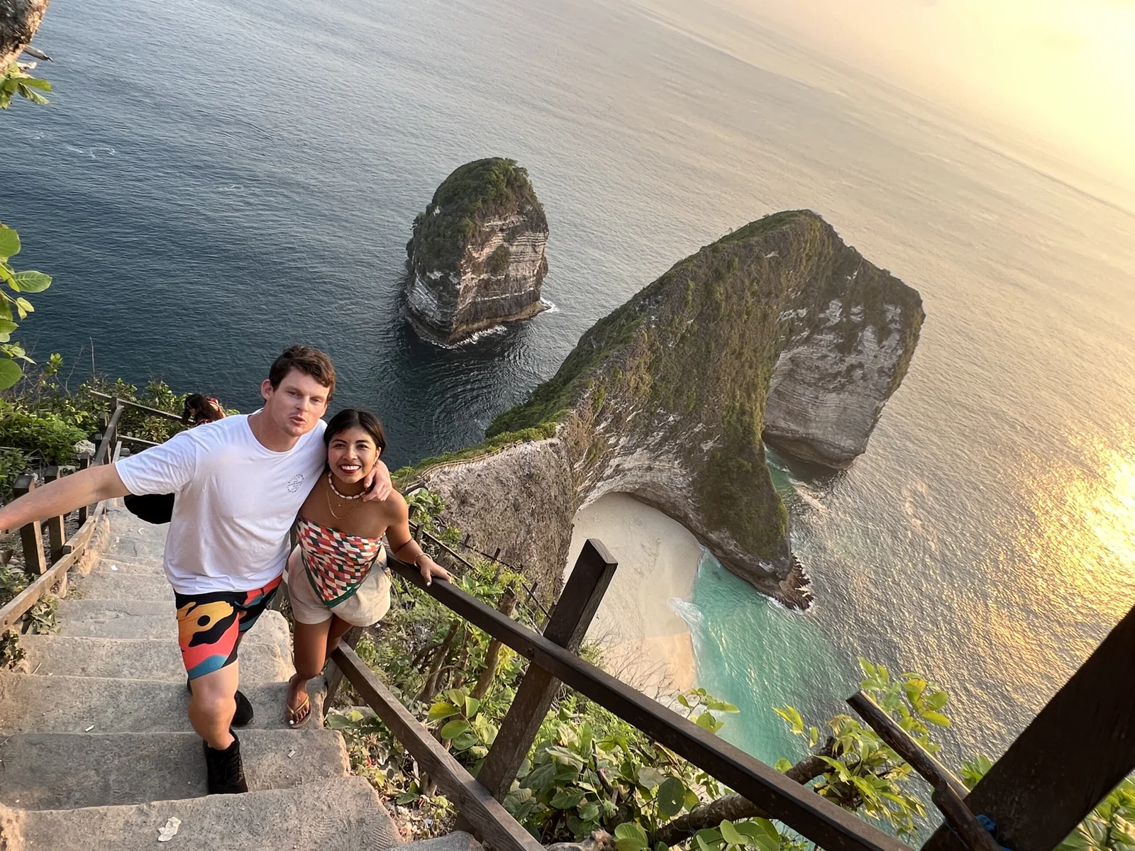 couple at Kelingking Beach